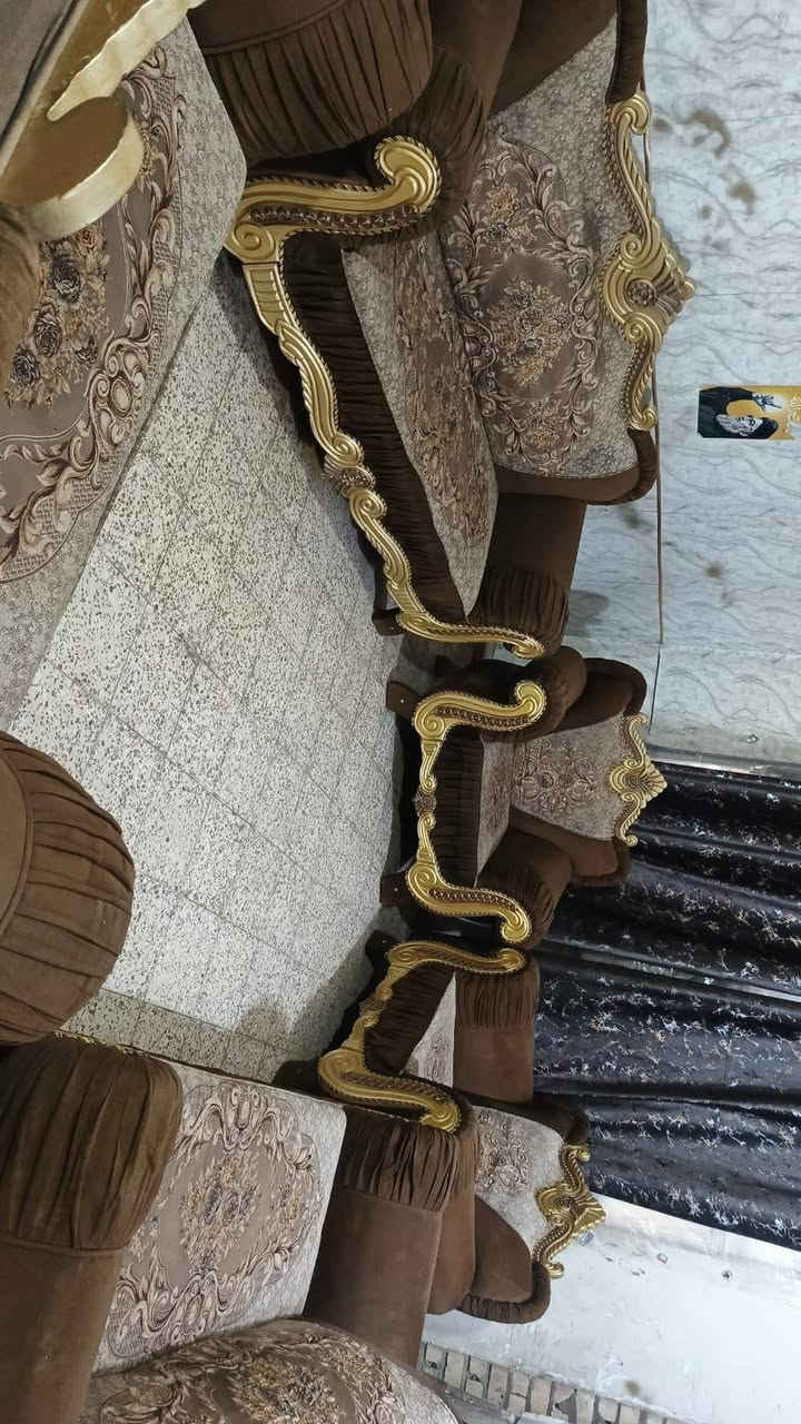 تخم ملكي 10مقعد 💺 نضيف جدا اي ضرر مابي تسكام خشب قوي وثكيل تكمه سفنج ضغط عالي سعر ,,300,,بي مجال مكان لبياع *********** يوجد واتساب
