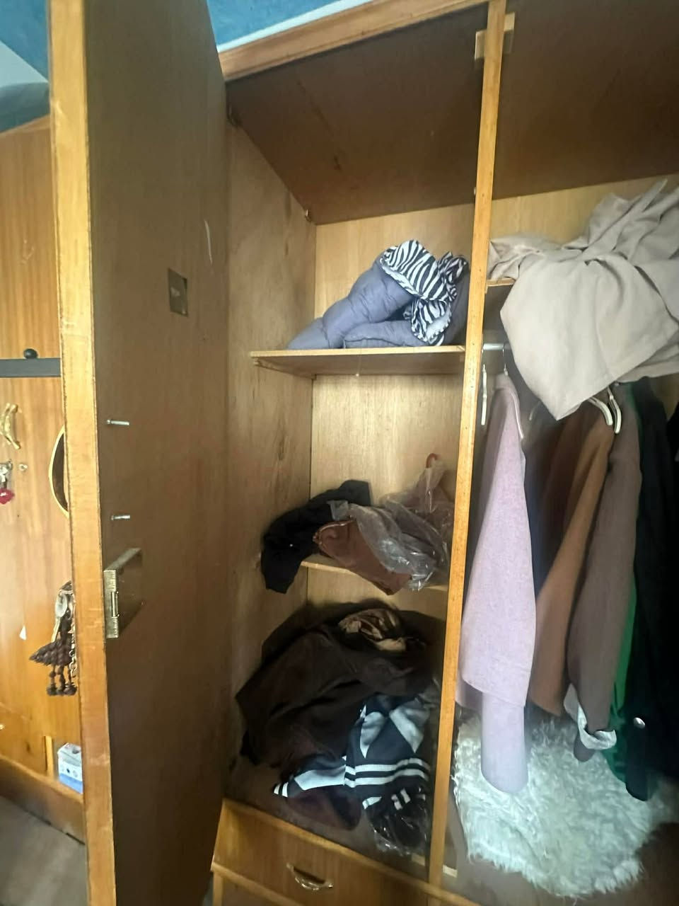 كناتير ٢ بيبان ٢ وبي مجر بالاسفل نظيف كلش100/100طوله ٢ ونصعالي كلش وعريض سعر الواحد١٧٥


**إذا كنت صاحب هذا الإعلان وتريد حذفه لأي سبب، رجاءا أرسل رسالة إلى الدعم الفني**