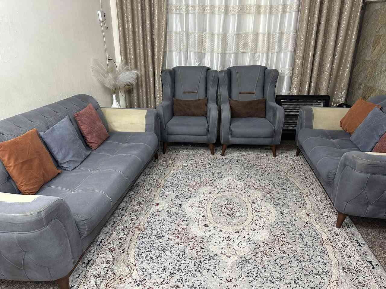 السلام عليكم عندي تخم البيع ٧ مقاعد نضيف كلش التصال على هذا الرقم ***********
