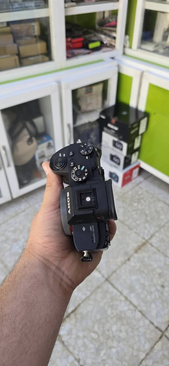 سوني A7R3 مع 28.70 
نظافه95% كامل ملحقات جنطه 
سعره كامله مليون و950الف 
مكاني بابل 
***********
***********
