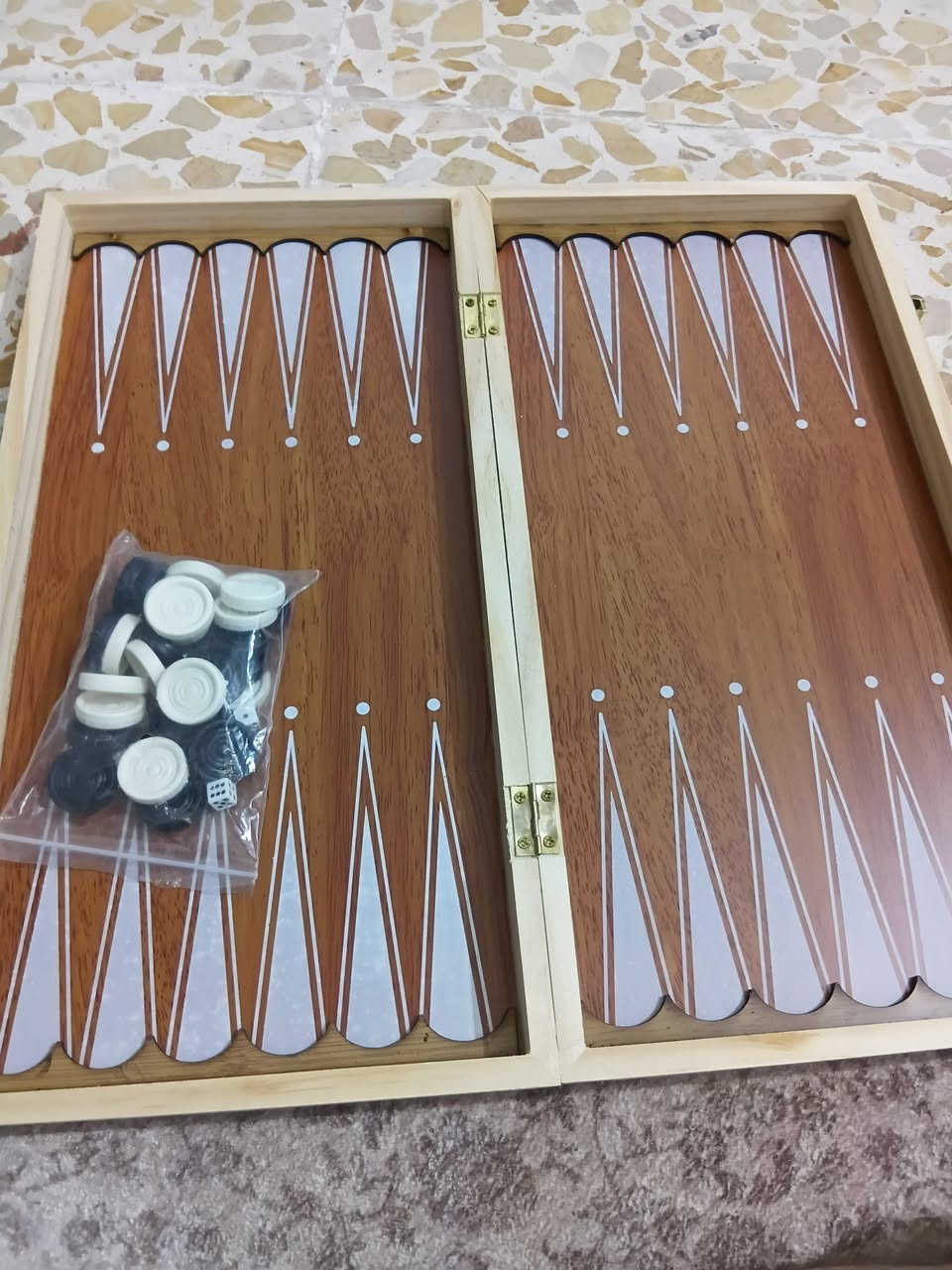 شطرنج وطاولي 2×1  ماركة Sulida،  جديد غير مستعمل  سعر 20 الف
تتضمن المجموعة لوحاً مخصصاً لألعاب الشطرنج،  الطاولة (النرد)، والداما.
قطع الشطرنج مصنوعة من البلاستيك المتين.


**إذا كنت صاحب هذا الإعلان وتريد حذفه لأي سبب، رجاءا أرسل رسالة إلى الدعم الفني**