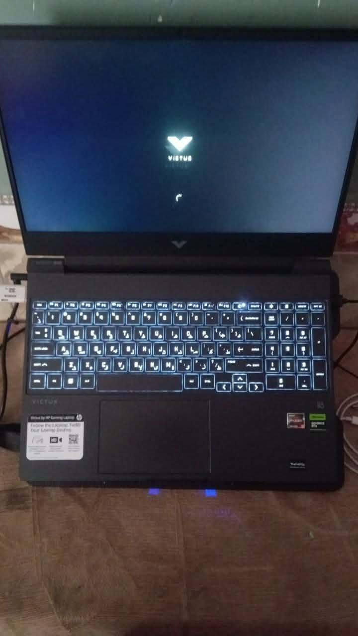 للبيع HP Victus 15 Gaming Laptop
إذا تبحث عن لابتوب يجمع بين الأداء القوي، الشكل الأنيق، والسعر المناسب، فهذا الجهاز يعتبر من أفضل الخيارات.

💻 المواصفات:
✅ المعالج: AMD Ryzen 5 7535HS (6 أنوية / 12 خيط معالجة)
✅ كرت الشاشة: NVIDIA GeForce RTX 2050 4GB
✅ شاشة FHD بقياس 15.6 إنش بتحديث 144Hz (إذا كانت نسخة 144Hz)
✅ مناسب للألعاب، المونتاج، التصميم، البرمجة، والأعمال الهندسية.
✅ نظام تبريد ممتاز يحافظ على استقرار الأداء.

🎮 أداء الألعاب:

- GTA V: أكثر من 100 FPS.
- PUBG: بين 80–120 FPS حسب الإعدادات.
- Valorant: 180–250 FPS.
- CS2: حوالي 120–180 FPS.
- Fortnite: 80–140 FPS.
- EA FC 25: أكثر من 120 FPS.
- Call of Duty Warzone: حوالي 60–90 FPS.
- Red Dead Redemption 2: حوالي 50–70 FPS.
- Forza Horizon 5: حوالي 70–90 FPS.
- Cyberpunk 2077: حوالي 45–60 FPS (مع DLSS أداء أفضل).

🚀 يدعم تقنيات Ray Tracing وDLSS لتحسين جودة الرسوم والأداء في الألعاب المدعومة.

🔹 مناسب أيضًا لتشغيل برامج:
Adobe Premiere Pro
Photoshop
After Effects
AutoCAD
3ds Max
Blender
Visual Studio وغيرها.

  الجهاز نظيف سعر650 مكاني نجف


**إذا كنت صاحب هذا الإعلان وتريد حذفه لأي سبب، رجاءا أرسل رسالة إلى الدعم الفني**