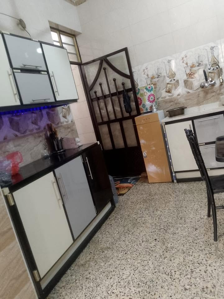 بيت للبيع مساحه 100 متر  زراعي سند 117مربع طابق ونص
العنوان الشعب المربع الي بصف حي المهندسين فتحه ملعب سانسيرو قريب عل شارع 
للاستفسار الاتصال على الرقم او واتساب ***********
