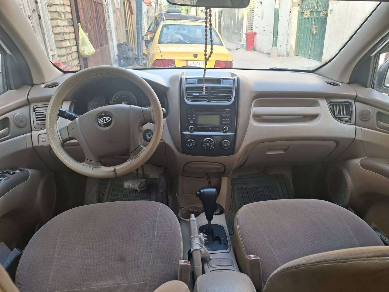 سلام عليكم سيارة كيا سبورتج للبيع موديل ٢٠٠٩بغداد بسمي السيارة مكفولة من الحادث خليجي مكينة ٢٠٠٠ داخل السيارة عسلي السعر ١٢٥ رقم الهاتف ***********
