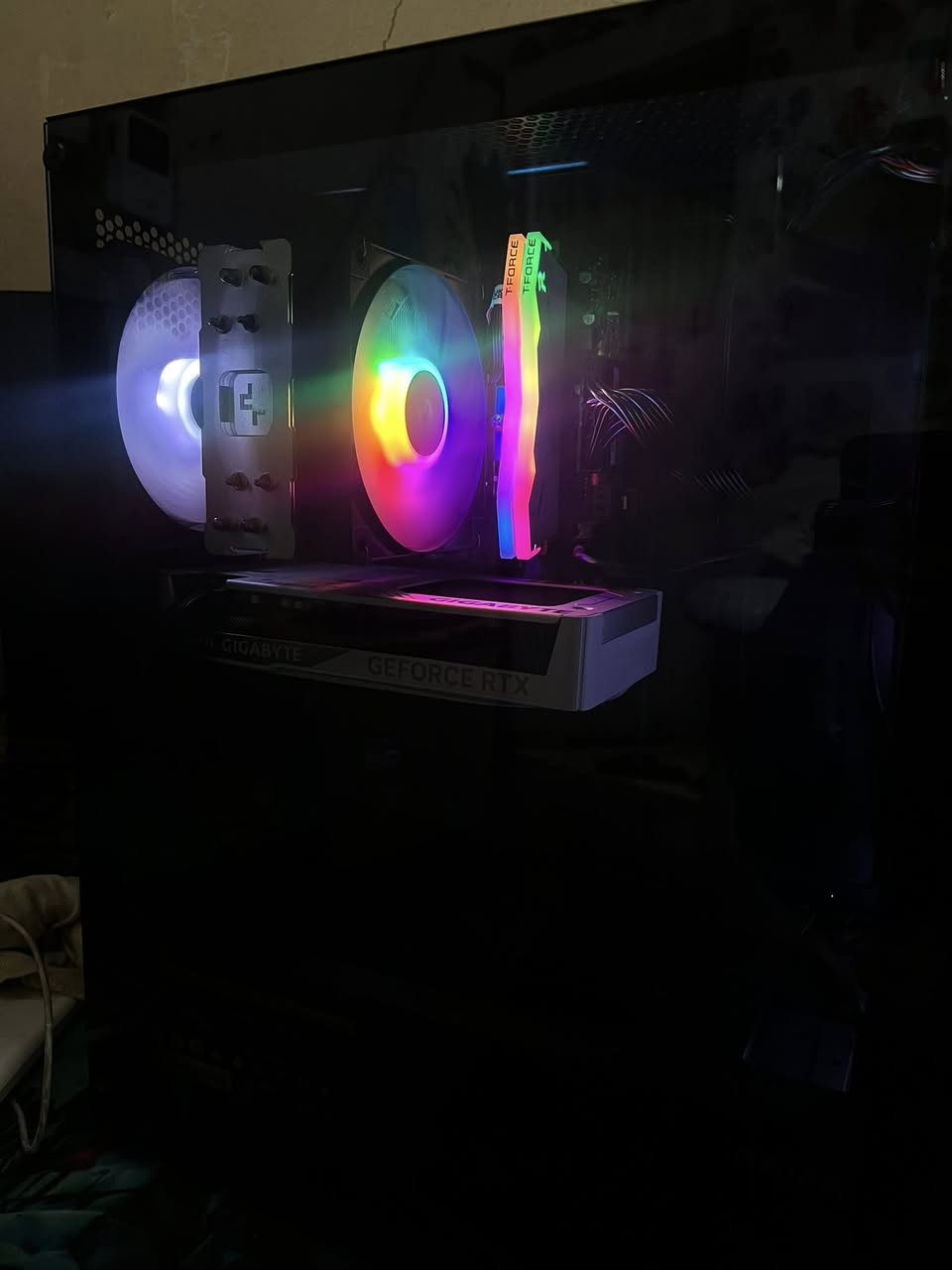 🖥️ للبيع PC Gaming وتصميم بمواصفات "جيل 14" حديثة جداً

الجهاز بحالة ممتازة (نظيف جداً كما يظهر في الصور) ومبني بقطع احترافية من أحدث الأجيال، مثالي لتشغيل أثقل الألعاب وبرامج المونتاج بسلاسة تامة.

⚙️ المواصفات التقنية الكاملة:

• المعالج (CPU): Intel Core i5-14400F.

• كرت الشاشة (GPU): Gigabyte RTX 5060 Ti EAGLE OC ICE - 16GB (النسخة البيضاء المميزة).

• اللوحة الأم (Motherboard): MB Gigabyte H610M K - DDR5.

• الذاكرة (RAM): Team Group Delta RGB 32GB (16x2) 6000MHz DDR5 White.

• التخزين (Storage): NVMe WD Green SN3000 1TB - Gen 4 (سرعة فائقة).

• المبرد (CPU Cooler): DeepCool GAMMAXX AG400 - Black.

• مزود الطاقة (PSU): Segotep BN750W Bronze - Black.

• الكيس (Case): SAMA 205A Mid Tower Case ATX - Black.

✨ ميزات إضافية:

• الجهاز يدعم أحدث جيل من الرامات (DDR5) لضمان السرعة المستقبلية.

• كرت الشاشة يأتي بذاكرة 16GB، وهي ميزة نادرة تعطي أداءً جباراً في دقات العرض العالية.

• إضاءة RGB مميزة على الرامات والمراوح تعطي مظهراً رائعاً (كما في الصور).

💰 السعر المطلوب: (مليون و 450  وبي مجال بسيط)
📍 الموقع: (بغداد - الصليخ)
للتواصل ***********
