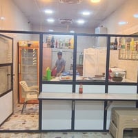 مطعم للبيع كامل من جميع الاغراض تتضمن شوايه كص كامله مع مواعين والسكاك...