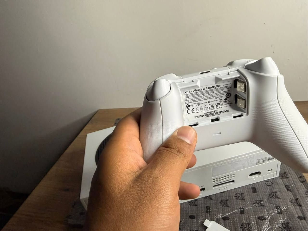 سلام عليكم مكلف بل نشر مكلف بل نشر 

للبيع اكس بوكس سير يس نضيف جدا مابي عيب ممفتوح ومتروس العاب موديل 22 ويدتة عدد 2 الأصلية ويا بطاريات سعره 450 الف للأتصال ***********
