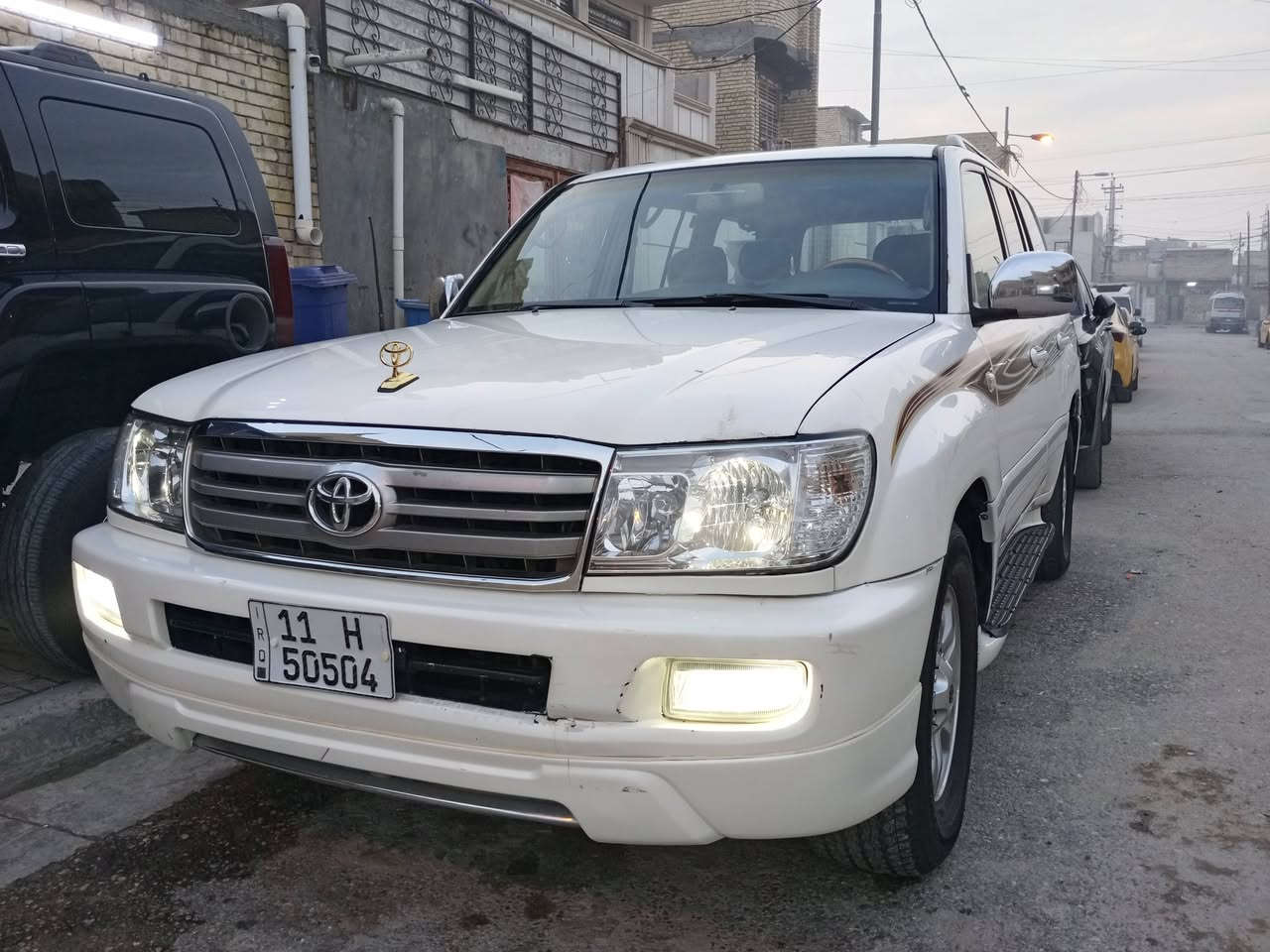 السلام عليكم للبيع او المراوس 
وين اليدور نضيف 
لاندكروز GXR 2006 ام العلامه المذهبه فول مواصفات السياره مكينه وكير جدد حداديتهه شرط اذا مو زيرو مو قبول 
بدون حادث صبغ قطعتين تبريد ثلج دركه صاج اصلي فتحه بصمه تشغيل عن بعد شاشه جبيره حساسات خلفي  7 راكب 3 قطع تبريد لايت  ناصي بلاجكتور كله منضومه زنون ماشيه 300 كم حقيقي ثلاجه وصطيه السياره جاهزه ما بيهه اي نقص رقم بغداد الدولي بسمنه تحويل مباشر سنويه لل29 السياره جديده بمعنى الكلمه واحله من الصور 
عنوان السياره بغداد مدينه الصدر 
السعر خاص
الاستفسار ***********ابوسجاد
