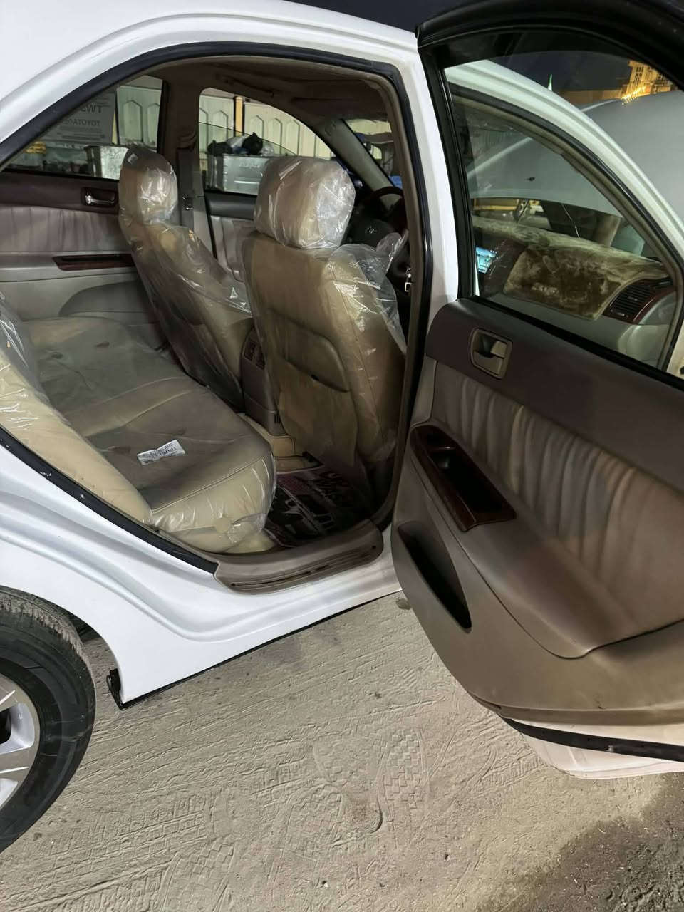 السلام عليكم للبيع سيارة نوع تيوتا كامري موديل 2005 اللون ابيض مكينة 6 سلندر رقم بغداد الجديد وبأسمي وارد امريكي حادثها جاملغ خلفي مصبوغة عام للجمالية السيارة جديدة ومناقصها اي شي كلها كاملة السيارة فول مواصفات ويلكب فتحة سقف داخل صاج كشنات جلد كشنات كهرباء بردة خلفية لايتات زنون عالي وناصي يدات نيكل تبريد قطعتين امامي وخلفي تبريد ثلج تدفئة شغالة نضام سكيورتي شغال  كروز سرعة جام اربعة كهرباء سنترلك شغال السيارة جديدة وماشية 201 ألف فقط داخلهة جديد وكلة عل بلاد العنوان بغداد السعر 95 وبيها مجال بسيط الرقم ***********
