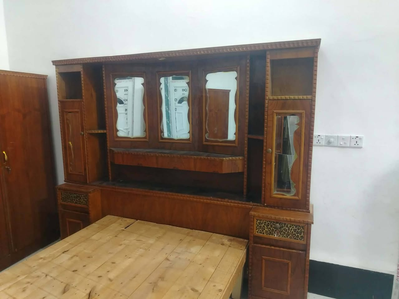 السلام عليكم غرفة للبيع. مع دوشك  احطاطة مو سوكي. بيع مستعجل السعر 500 وبيها مجال كنعان ***********
