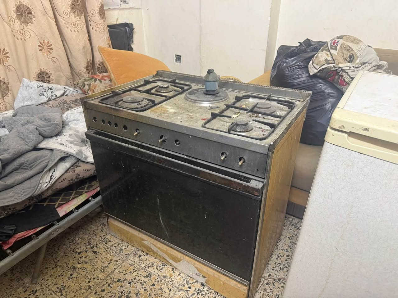 السلام عليكم  احنا طلاب وتعرضت شقتنا لتماس كهربائي الغراض كلها نظيفه بس هذا باودر مال طفايات يعني بس غسل وكلشي مابيهن غراض للبيع مكاني المنصور والي عنده مبرده نظيفه اراوس بلطباخ هذا رقمي ***********
