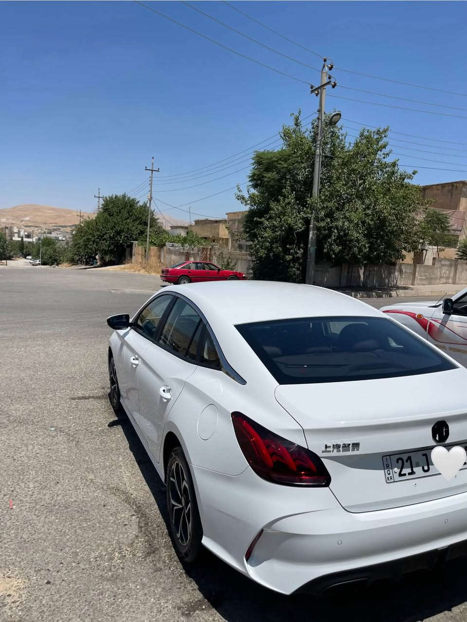 MG_GT_2025
ئێمجی گێر عادی مەرخووب
بێ بؤیاخ بێ شوخت و سارد و قوپاوی 
سەیارەکە سفری شەریکەیە
یەک دەستە 
١٠هەزار رؤشتوە 
بە سفری رامان کیشاوە
رەقەمو سەنوی تازە بەناو خؤمانەوەیە 
دەعامی بؤ دەعامی بەشەرت
٤تایەو ویلو لؤک
یەک دینار مەسرەفی تیدا نیە 
***********
ڤایبەر واتس ئاپ👆
