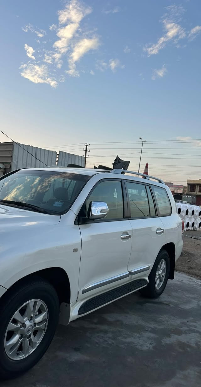 للبيع لاندكروز مديل 2011 سياره جديده بمعنى الكلمه وعله ادينه مكفوله مكينه 6 مكينه كير بدون فتح ومكفولات سياره برغي ممفتوح بيها غرفتها شركه وسياره كامله مكمله برغي مبيها نقص تخم تاير جديد رقم بغداد ب اسمي رقم جديد وهزه جديده سعر خاص او اتصل ع رقم والرد سريع 
اتصال*********** 
واتساب ***********
سياره بريم اصل ام طفايه
