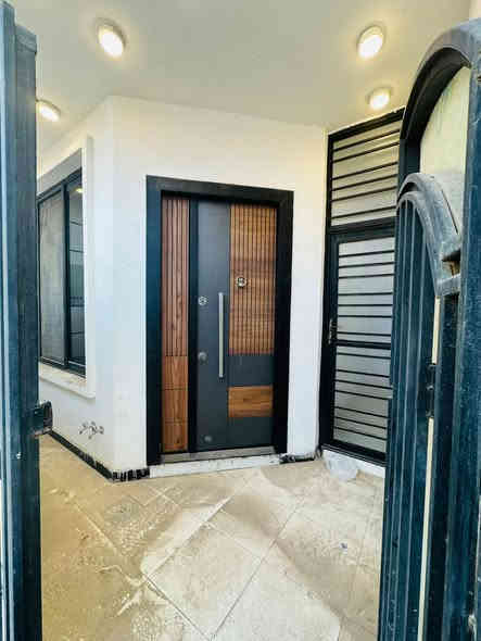 #للبيع دار. 100م. بناء حديث 💯🎆🎇

طابو زراعي سند 25💯
واجهة5. نزال 20
طابقين  يحتوي على :
مدخلين للبيت 
3غرف نوم  وصالة ومطبخ وحمامين 
ومنور وبيتونة وسطح واسع 
ابواب قاصة تركي درجه اولى 
ارضية بورسلين  شبابيك سلايت ومفصلي   
 جميع الخدمات متوفرة.  
قريب ع الشارع العام 
لعنوان الدورة لبوعيثة.  فرع الحمداني.  

للاستفسار.  ***********
