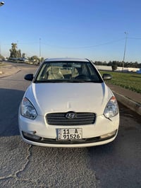 اكسنت 2006 خليجي   ضررها باب الصدر  وبيها 4 قطع صبغ حسبها حزام حته مات...