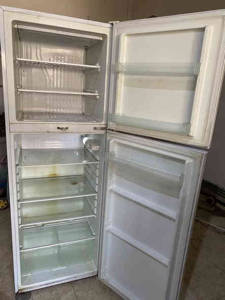 ثلاجه نضيفه عل فحص تجميد سعرها ١٦٠وبيها مجال العنوان الديوانيه بدايه شارع سالم
***********
