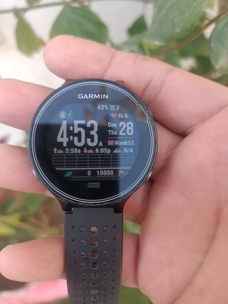 ساعة Garmin Forerunner 630 من الأدوات المتطورة والمفضلة لدى العدائين المحترفين بفضل تركيزها العميق على ديناميكيات الجري وتحليل الأداء البدني بشكل تفصيلي.
إليك ملخص لأبرز ما يميز هذه الساعة:
تحليل الجري المتقدم: تنفرد بقياسات دقيقة مثل توازن زمن التلامس مع الأرض (لمعرفة التماثل بين القدمين) وطول الخطوة والنسبة العمودية، مما يساعد في تحسين كفاءة الجري وتقليل مخاطر الإصابة.
المؤشرات الفسيولوجية: تدعم قياس عتبة اللاكتات (Lactate Threshold) وتقدير الحد الأقصى لاستهلاك الأكسجين (VO2 max)، بالإضافة إلى مستشار الاستشفاء الذي يحدد الوقت اللازم للراحة قبل التمرين القادم.
التفاعل والذكاء: مزودة بـ شاشة لمس ملونة عالية الدقة وسهلة الاستخدام حتى في ظروف الإضاءة القوية، وتدعم الإشعارات الذكية من الهاتف.


**إذا كنت صاحب هذا الإعلان وتريد حذفه لأي سبب، رجاءا أرسل رسالة إلى الدعم الفني**