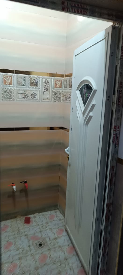 السلام عليكم 
معروض للايجار نصف دار خلفي بناءً حديث طابقين في منطقة الفداء شارع ابو لبنان خلف دورية الشرطة 
الطابق الاول 
استقبال وصاله وغرفه ومطبخ وصحيات 
الطابق الثاني 
غرفتين وصاله 
للاستفسار الاتصال واتساب ***********
مكتب المدار الذهبي للعقار
