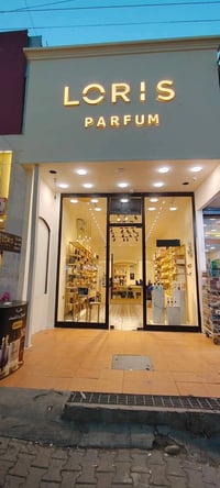 عندي انارة ورفوف محل اريد ابيعهن 07719428220 07838119950