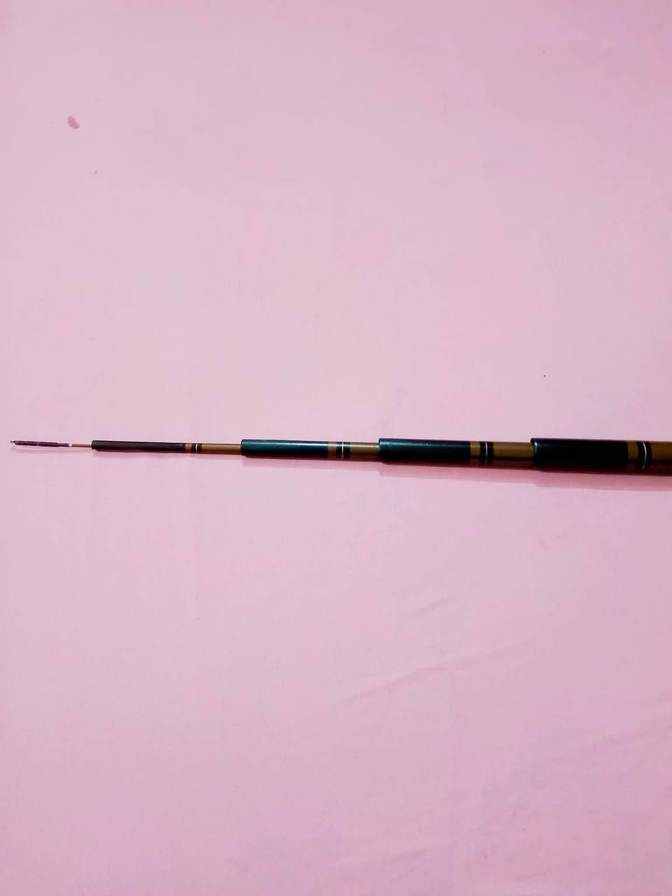 ✓✓✓السعر خاص ✓✓✓
الرقم وات ساب
 ‏‪***********‬‏
​🎣 فلاتات باله يابانية أصلي (مستعمل نظيف جداً) 🎣
​لأهل الصيد والذوق الرفيع، متوفر قطعتين فلاتات (قصبات صيد تلسكوبية) بمواصفات ممتازة ونظافة عالية:
​1️⃣ الفلاتة الأولى (الذهبي/الزيتوني): Ryobi
​الماركة: ريوبي (RYOBI) غنية عن التعريف (تظهر بوضوح في صورة "1000306451.jpg").
​الصناعة: صنع في كوريا (Made in Korea) بجودة عالية ومقاومة ممتازة.
​الطول: 4.80 متر (القياس الفعلي المكتوب عليها بالترميز الياباني هو 15 قدم/ذرع، ويقارب الـ 4.5 إلى 4.8 متر).
​الصلابة والأكشن: صلابة متوسطة إلى ممتازة (Medium-Heavy) مرونة عالية في السحب وتتحمل الأوزان القوية بدون كسر.
​2️⃣ الفلاتة الثانية (النيلي/الأحمر):
​الصناعة: قصبة مميزة بنظام الألياف الزجاجية أو الكاربون المقوى (تظهر في صورة "1000306453.jpg").
​الطول: 5.00 متر كاملة، مثالية للمسافات البعيدة (تظهر ممتدة في صورة "1000306442.jpg").
​الصلابة: صلابة عالية جداً وقوية، جيدة جداً لصيد الأسماك الكبيرة في الأنهر والمصبات العراقية (مثل الشبوط والقطان
