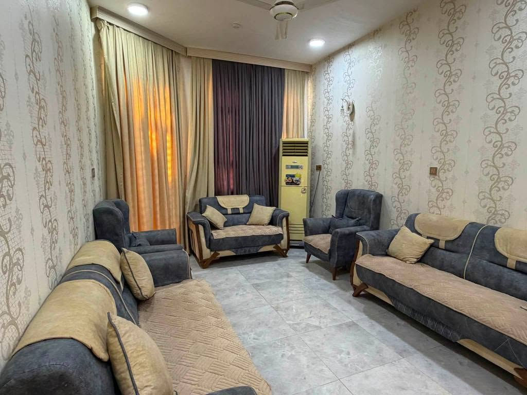 🏠 / دار للبيع مساحة ١٦٥ م طابو صرف 

             واجهه ٧.٥ م / نزال ٢٢.٥ م 

🧱 بناء حديث درجه أولى 

الطابق الاول/ مطبخ . أستقبال . هول . غرفتين . مجمع صحيات . كراج . صحيات خارجيه 

🌍 الموقع / المحاربين قرب الجواهري ( خلف التجاري )

للأستفسار أكثر مراجعة مكتب 
#عقارات_أراضي_بابل_الخضراءللمقاولات العامه والتصاميم الهندسية
شارع ٦٠ .. عمود ٣٠٠ .. مقابل أستدارة علي بقلي 
الشيخ حازم 
وسام محمد 
أبو حيدر / *********** حلة, بابل
