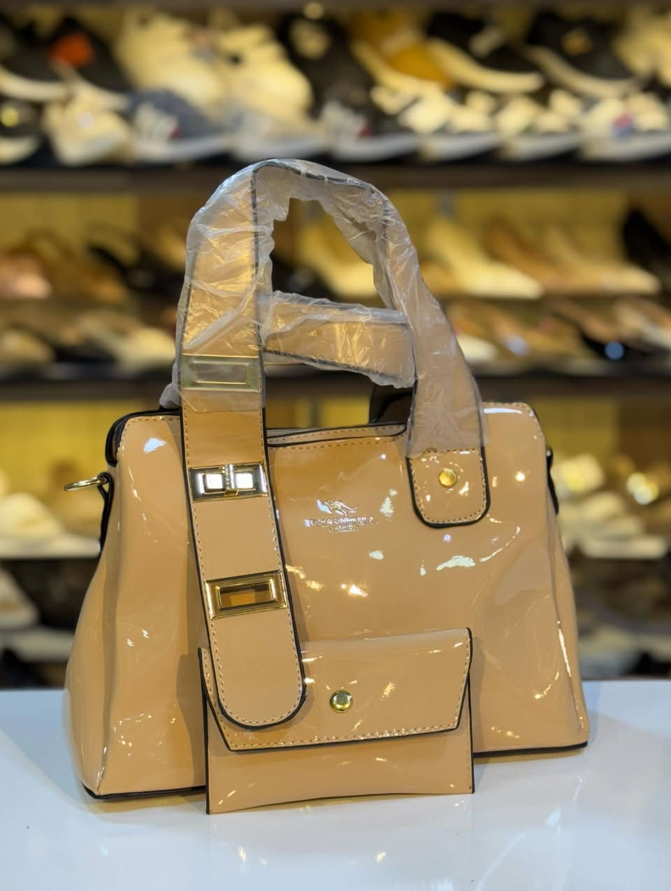 ... مرحبا زبائنا الكرام 
يتوفر لدينا حقائب  #حقائب 👜 #نسائية ...
قياس الجنطة - ( 25 * 20) سم
ويتوفر توصيل🚚 لكافة المحافظات 5
للاستفسار التواصل معنا عبر الخاص
او التصال ***********
