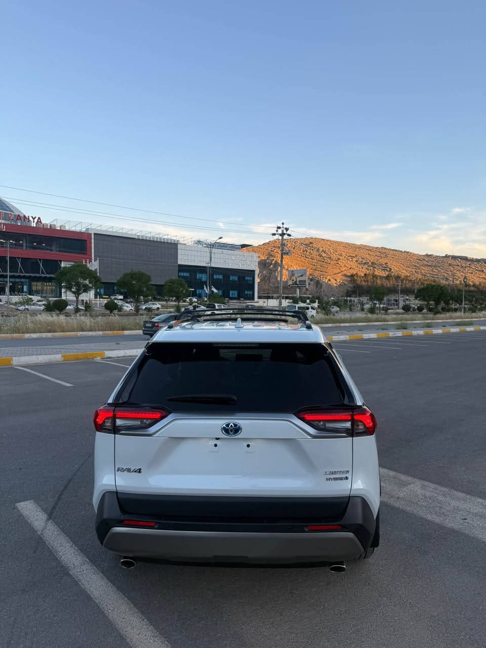 RAV4 2024 limitid hybrid 
سەيارەکە ئەمريکيە فول فول مواسەفاتە 
سلایتە -شاشە ديجيتاڵ-کامێرا ٣٦٠-ڕادار ٣٦٠-ئاوينەی ناوەڕاست کامێرايە-هايبريدە-سوکان و کوشن هيتەرە-کوشن کارەبايە-کوشنی دواوە هيتەرە-وايەرلێس چارجە-وايەرلێس carplay- مۆدی sport u eco u normal-دابڵ ئەکسلە AWD-سەماعە JBL
سەيەرەکە ٢ پارجەی بۆیاخە بۆنیتو جەمەلەخ زۆر پاک و جوانە ٢١ m رۆیشتوە 
شوین رانیە 
***********
*********** رانية, السليمانية

