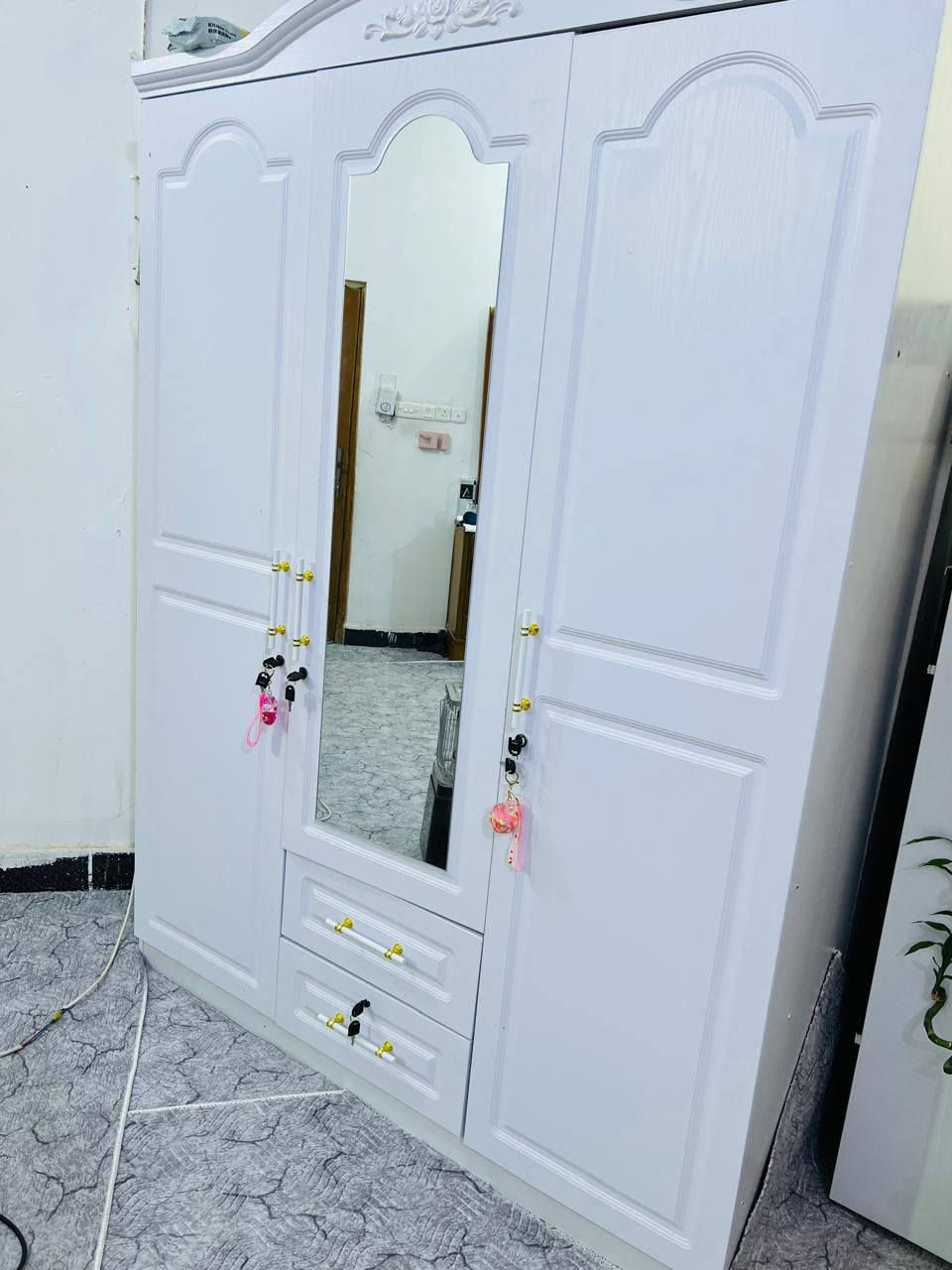 سلام عليكم كنتور للبيع نضيف فوول نضافه مكان النجف سعر ب 200وبيه مجال رقم للاتصال ***********
