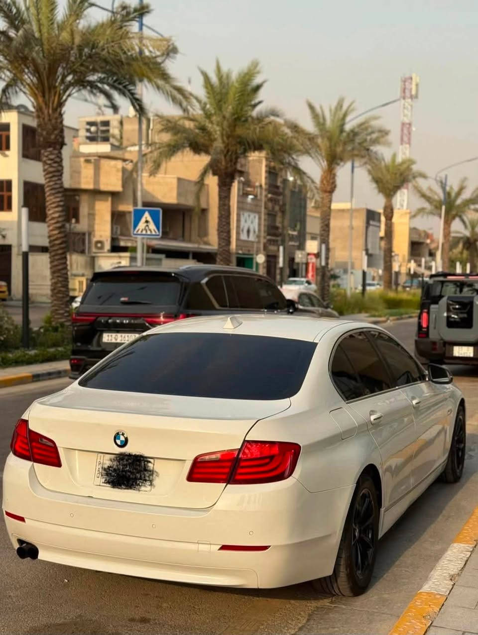 السلام عليكم
BMW 528i توين تيربو

السيارة فول مواصفات على اخر حباية وجديدة مال جناي
(ملاحضة السيارة مضلله)

    BMW 528i
* السنة: 2014
* الفئة: الفيس لفت (LCI)
* الابواب: 4 أبواب شفط 
* 4: ابواب بصمات
* الدفع: خلفي (RWD)

المحرك

* الكود: N20
* السعة: 2.0 لتر
* 4 سلندر توين تيربو TwinPower Turbo
* حقن مباشر
* نظام Valvetronic وDouble VANOS
* القوة: 241–245 حصان (حسب السوق)
* العزم: 350 نيوتن.متر
* تيربو Twin-Scroll
* نظام Start/Stop.  

ناقل الحركة

* أوتوماتيك 8 سرعات ZF Steptronic
* تبديل يدوي (+/-)
* أوضاع القيادة:
    * ECO PRO
    * Comfort
    * Sport
    * Sport+ (حسب التجهيز).  

* سعة خزان الوقود: 70 لتر

* مصابيح LED أو زينون حسب الفئة
* LED نهارية (Angel Eyes)
* حساسات أمامية وخلفية
* كاميرا خلفية (اختياري)
* فتحة سقف كهربائية
* مرايا كهربائية مع طي
* إضاءة ترحيبية بالمقابض (حسب التجهيز)

* شاشة iDrive كبيرة
* نظام ملاحة GPS
* بلوتوث
* USB وAUX
* تحكم من المقود
* مثبت سرعة
* تشغيل بزر Start/Stop (بصمة)
* تكييف أوتوماتيك ثنائي المناطق
* مقاعد جلد كهربائية مع ذاكرة
* إضاءة داخلية Ambient Light

* ABS
* ESP
* Traction Control
* Hill Start Assist
* Brake Assist
* TPMS مراقبة ضغط الإطارات
* ISOFIX لمقاعد الأطفال

* تعليق مستقل أمامي وخلفي
* توجيه كهربائي
رقم بغداد مكان السيارة كذلك بغداد 

بيها ضربة خفيفة بالجامغ الخلفي وراجع نفسة ضرر بسيط جداً 
بالاضافة الى تبديل الباب الامامي والخلفي جهة سايق اصلي نفس اللون اثر شخط

السعر: 155 بيها مجال بسيط 
 رقم الهاتف ‭ ***********‬
