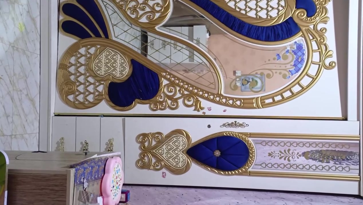 غرفه تركيه ضخمه 9قطع بيها ضرر بالسجه قليل وحديده تحت السرير مكسوره  اشتريتها مليون و800 اريدها مليون و200 وبيها مجال  تتكون من كنتور ضخم 4بيبان وكنتور باب2
وأريكه وميز تواليت وميز جرارات وميز عدد2 جوانب السرير مع التاج ضخم لونها چويتي 
***********
ياسين خريبط
غرفه تركيه ضخمه 9قطع بيها ضرر بالسجه قليل وحديده تحت السرير مكسوره  اشتريتها مليون و800 اريدها مليون و200 وبيها مجال  تتكون من كنتور ضخم 4بيبان وكنتور باب2
