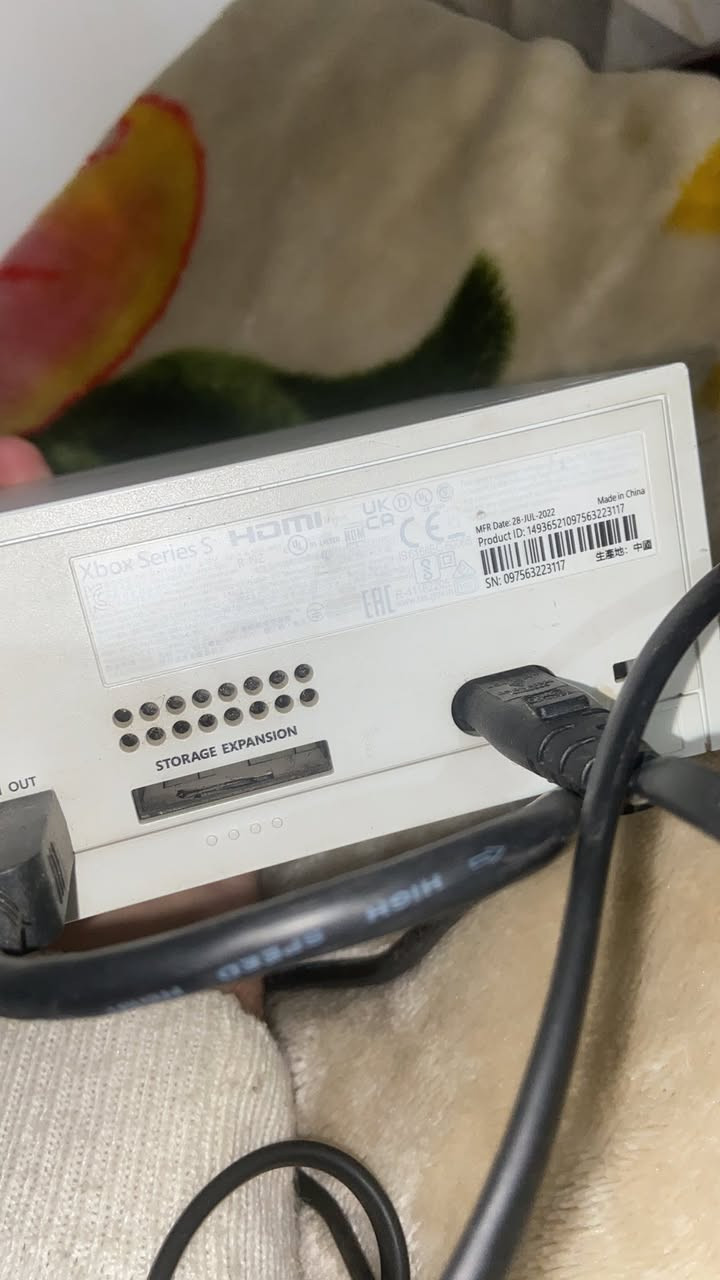 سيريس S
كامل ملحقاته 
مابي اي خلل 
325 
***********
بغداد حي العدل
