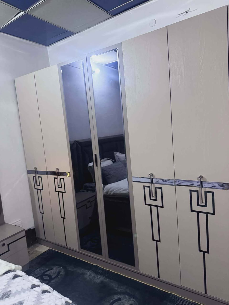 غرفة نوم تركية نظيفة جدا استعمال 6اشهر تتكون من 10قطع مبينة بالصور كنتور 6ابواب مع ملحق بابين السرير جك مخزن  سعر الشراء مليونين 🌹🌹🌹🌹🌹

السعر مليون و100 وبيها مجال 🔥🔥🔥مكلف بالنشر 
🌿🌿🌿🌿🌿🤗🌿🌿
حي عدن قرب جامع الأمين *********** موصل, نينوى
