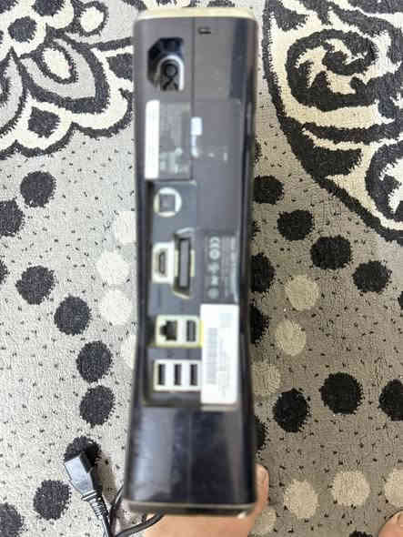 سلام عليكم عندي اكس بوس 360لبيع يجي كامل ملحقات وياه اتنين يده سعره٩٠وبي مجال رقمي***********
