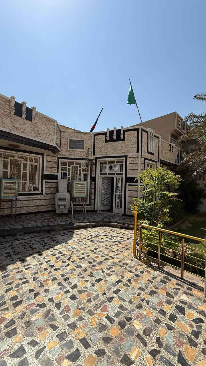 السلام عليكم 
دار للبيع قرب اعداديه الصناعه المساحه٣٠٠ طابق واحد 
واجهة ١٣ نزال ٢٥ 
للاستفسار ***********
