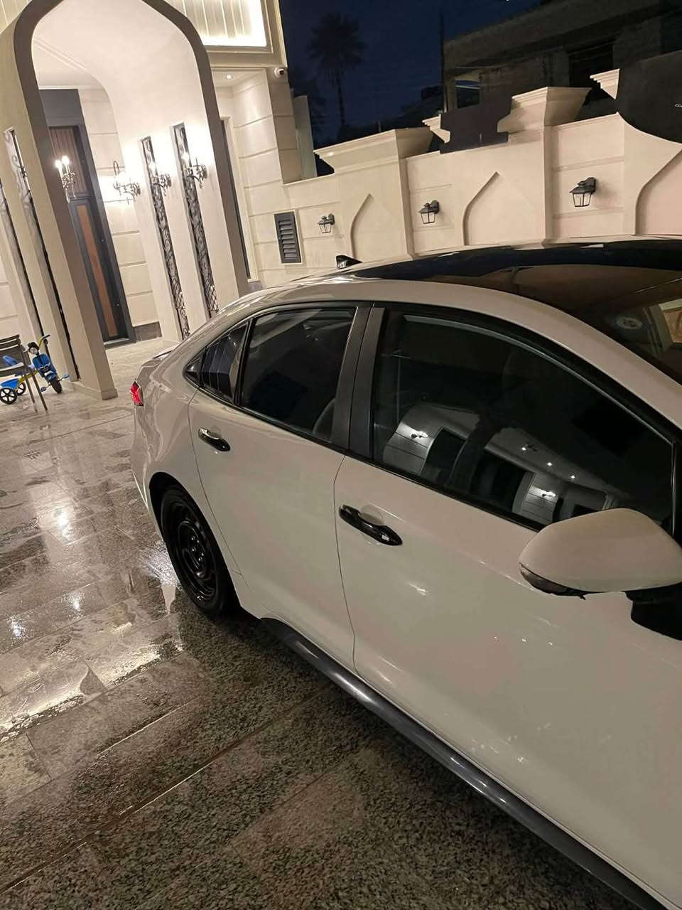 تويوتا كورولا

مواصفات: SE محرك 2000
ماشية 113 الف

الموديل:2022 رقم بغداد 

اللون: ابيض تو كلر بلادي قماره سوده 

السياره حادثه من امريكا باب وجاملغ 

والبنيد بي بارد 

والسياره صار قدر وبيه ضربه خفيفه بل صفحه مال امريكا مال صفحة السايق ومعدلةPDR
السياره خير من الله ترايه  شفتات سرعه شاشه جبيره تحكمات ستيرن تحديد مسار مانع انزلاق هاند بريك بصمه 
اوتو هولد مثبت سرعه كروز رادار امامي 

انظمة قيادة eco normal sport
السعر 134 مكانهة بغداد دورة 
*********** بغداد, العراق
