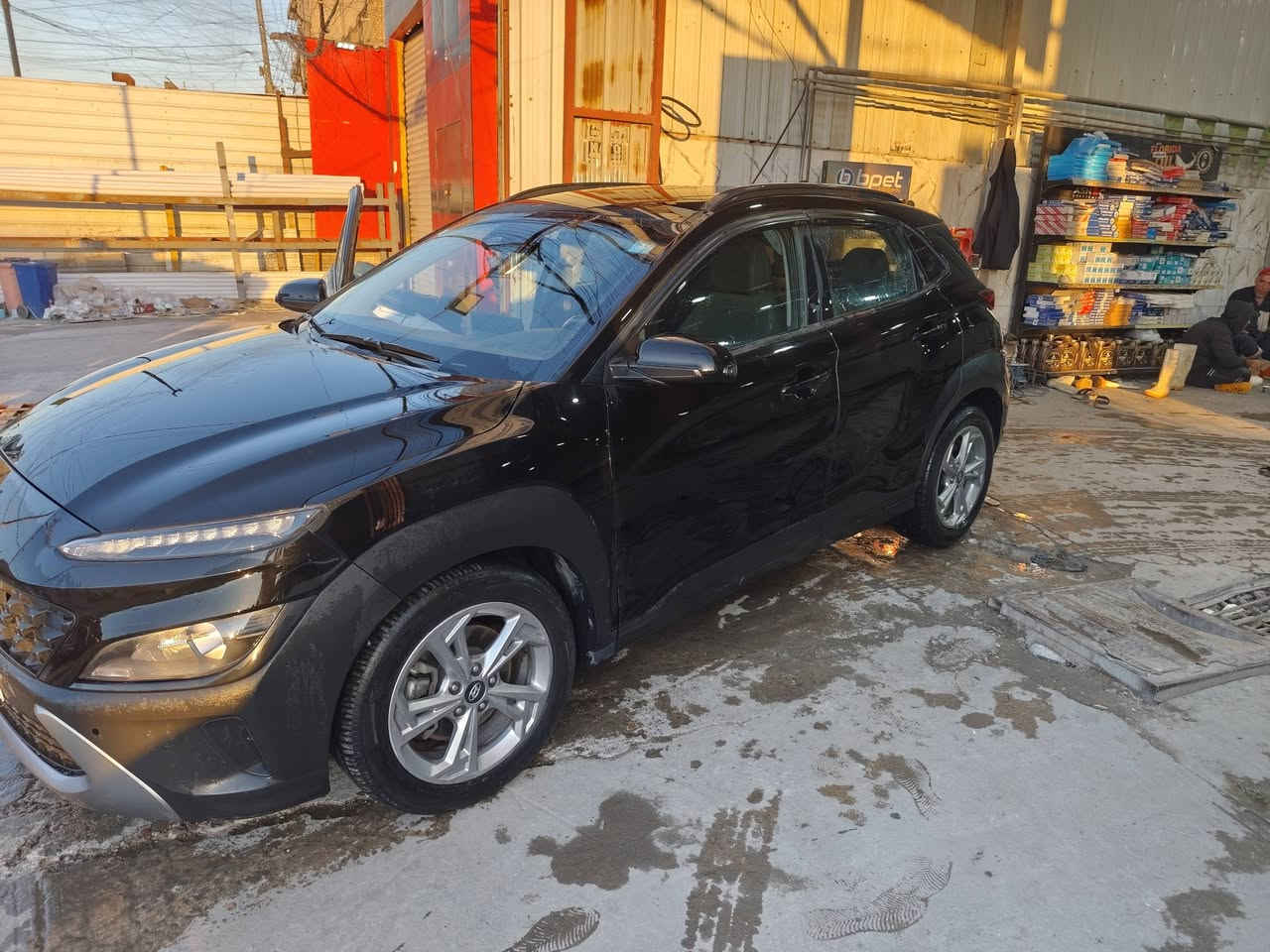 السلام عليكم ورحمه الله وبركاته
هونداي كونا للبيع لون اسود موديل 22
فور ويل 
بصمة 
تشغل عن بعد وبقية المواصفات معروفة 
رقم بغداد 
السعر 140وبيها مجال 
للاتصال ***********
