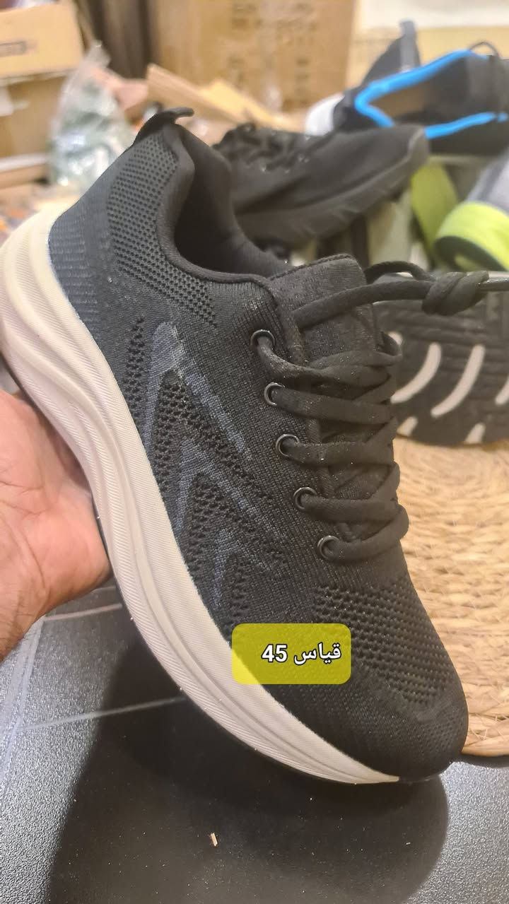 أحذية رجالية كل القياسات والتفاصيل مذكور بالفديو والصور.. قياسات خشنة اغلبهن سعر القطعة 10 الف شكو وحدة معروضة من الاحذية سعرها 10 الف.. خاص او على الرقم ***********. توصيل موجود 5 الف إلى جميع المحافظات.
