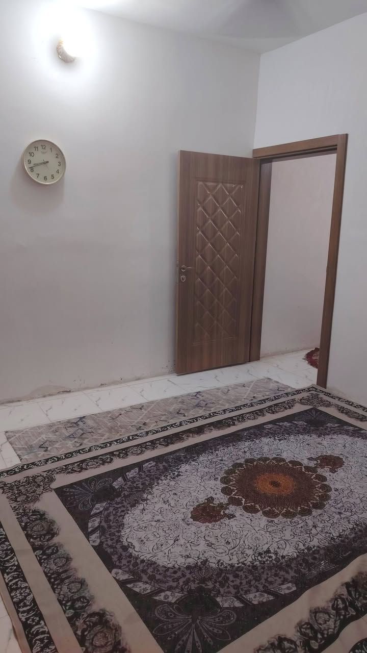 السلام عليكم ورحمة الله وبركاته
بيت 50 متر طابق ونص بناء بلوك العتبة نضيف كلش يحوي غرفتين نوم  بناء 2024 يصلح حسينية
يبعد عن الإمام كيلو 
عنوان  الجاير داخل فرع صيدلية صافي صفا 
وتساب ***********
