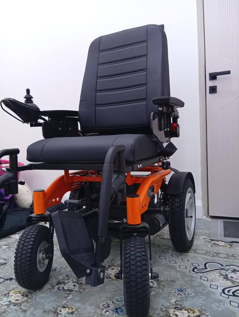 سڵاوی خوای گەورەتان لیبێت عەبانەی خاوەن پیداویستی تایبەت حەجمی گەورەیە هەتا 200کیلۆ هەڵ ئەگریت دەپڵ پاتری گەورەیە واتا دوپاتری گەورەی لەسەرە قایشی کەمەر بەستی تییە عەرەبانەکە 30رۆژە کراوە بە لوکی هیچ عیشی نە کردووووە نە دراوە لە شەحن هەر کەس کری ئەبێت خۆی 6سەعات بیدات لە شەحن سعری زۆر هەرزانە کێ موشتەرییە


**إذا كنت صاحب هذا الإعلان وتريد حذفه لأي سبب، رجاءا أرسل رسالة إلى الدعم الفني**