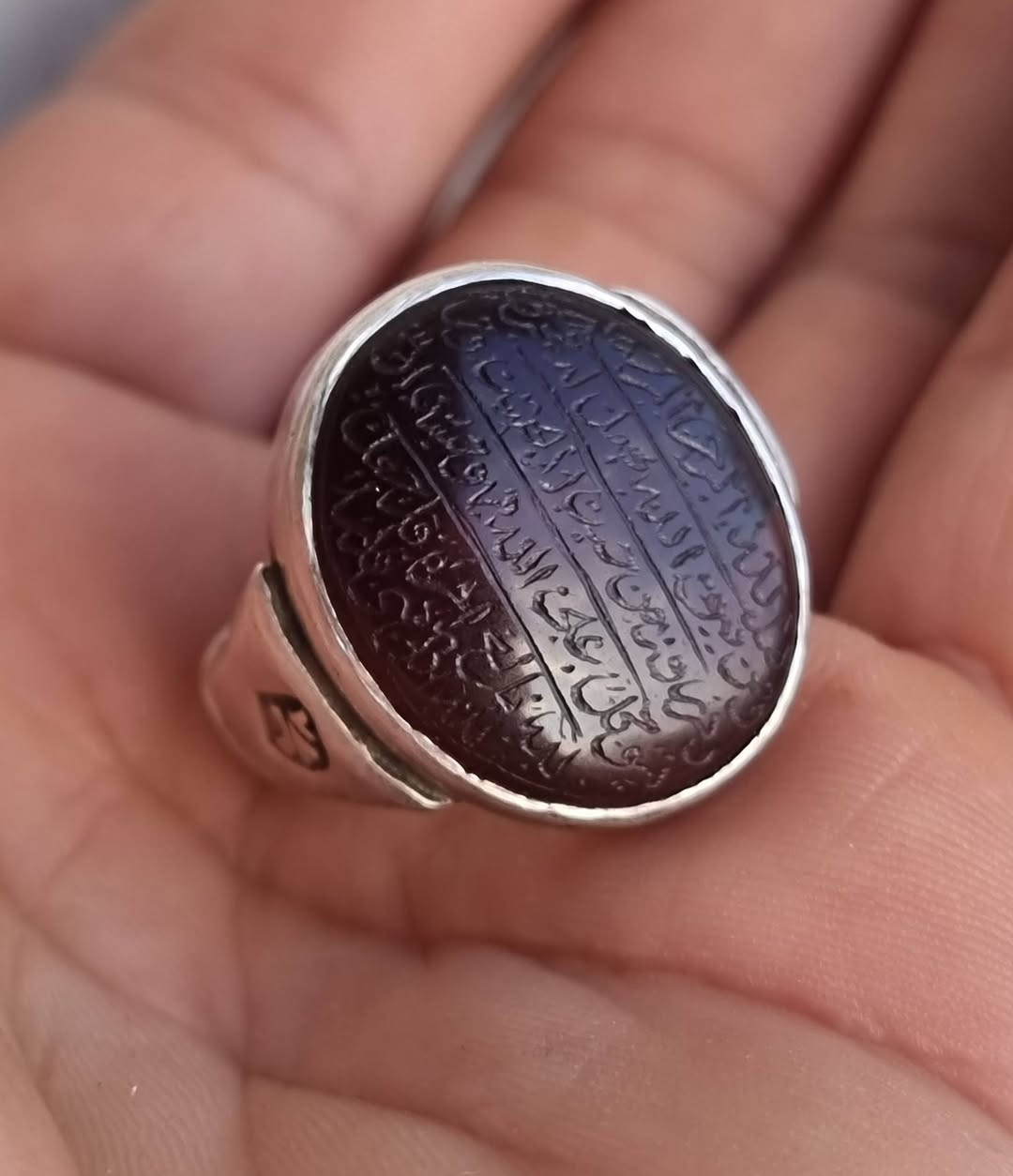 عقيق يماني كرز الكرز قشر اسود مخطوط خط يدوي 
                 🔥ايه الرزق المباركه كامله 🔥
🔥ومن يتقي الله يجعل له مخرجا ويرزقه من حيث لا يحتسب ومن يتوكل على الله فهو حسبه ان الله بالغ امره قد جعل الله لكل شي قدرا 🔥
بصياغه يدويه ثقيله للبيع مكاني بغداد يوجد توصيل إلى جميع المحافظات للبيع فقط فقط أحبتي الغوالي ما اراوس بس ابيع 
***********
