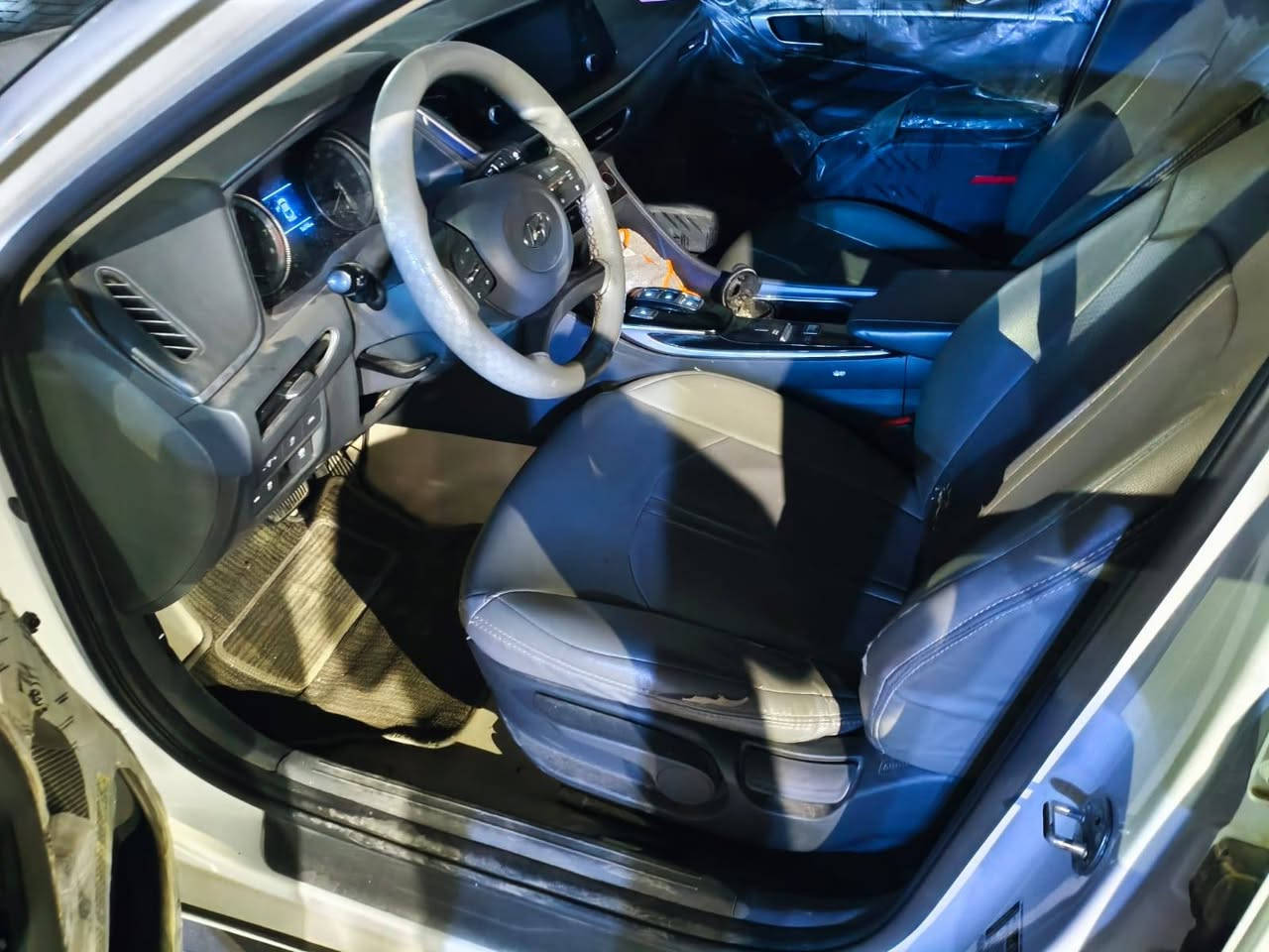 السلام عليكم
سيارة سوناتا وارد امريكي للبيع 
سيارةستخدام شخصي حيل نضيفه ماشيه 55 
بسمي السياره 
سعر السيارة 177وبيها مجال 
العنوان البصره 
رقم الهاتف ***********
