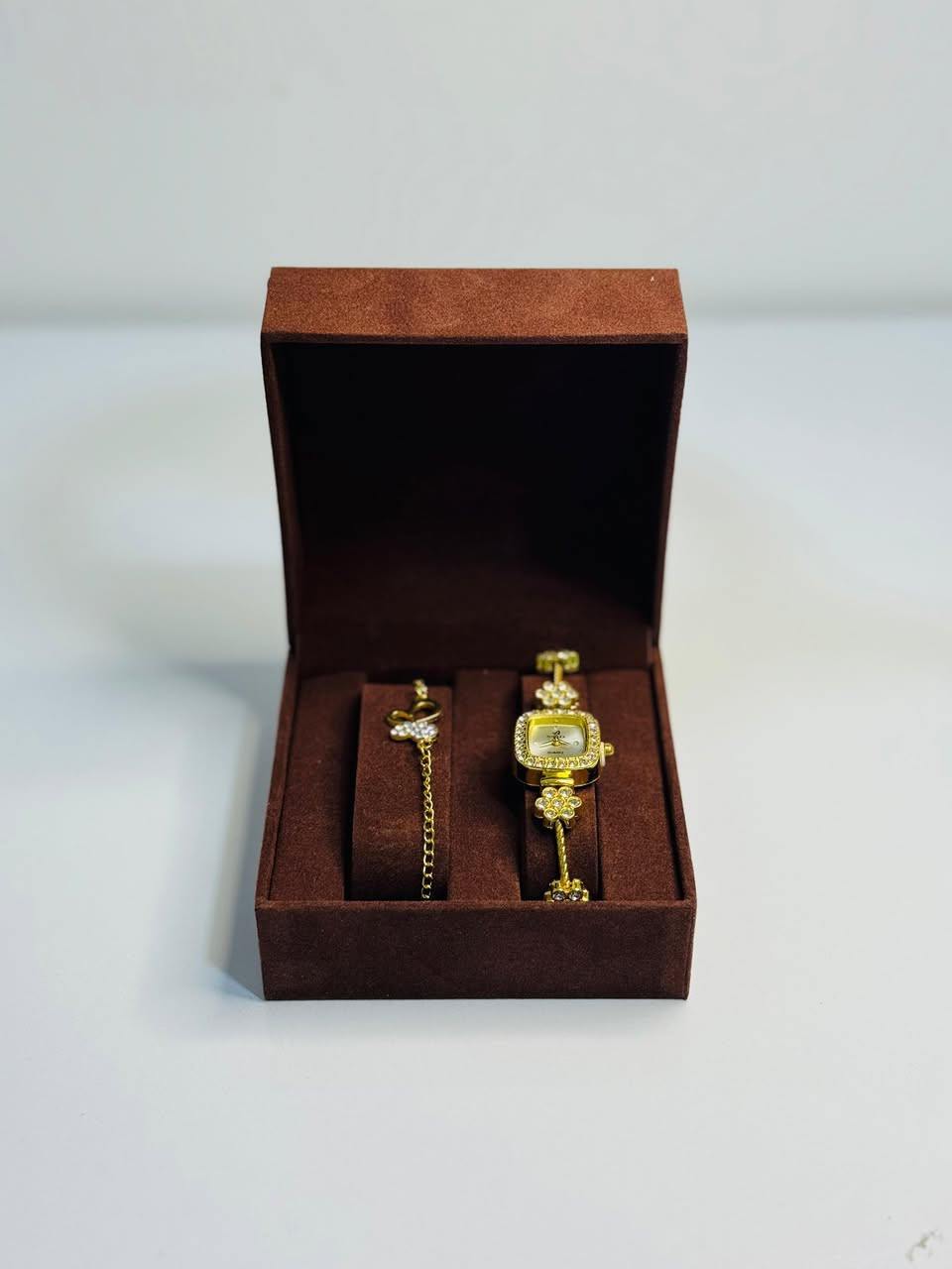 ساعة⌚ يد نسائية أنيقة بلون ذهبي مصممة. تأتي الساعة مع إسوارة متناسقة بنفس التصميم داخل علبة أنيقة، لتكون خيار مثالي للهدايا والمناسبات الخاصة. (سعر 10ألف)
توصيل مجاني جامعة المثنى.والرميثة


**إذا كنت صاحب هذا الإعلان وتريد حذفه لأي سبب، رجاءا أرسل رسالة إلى الدعم الفني**