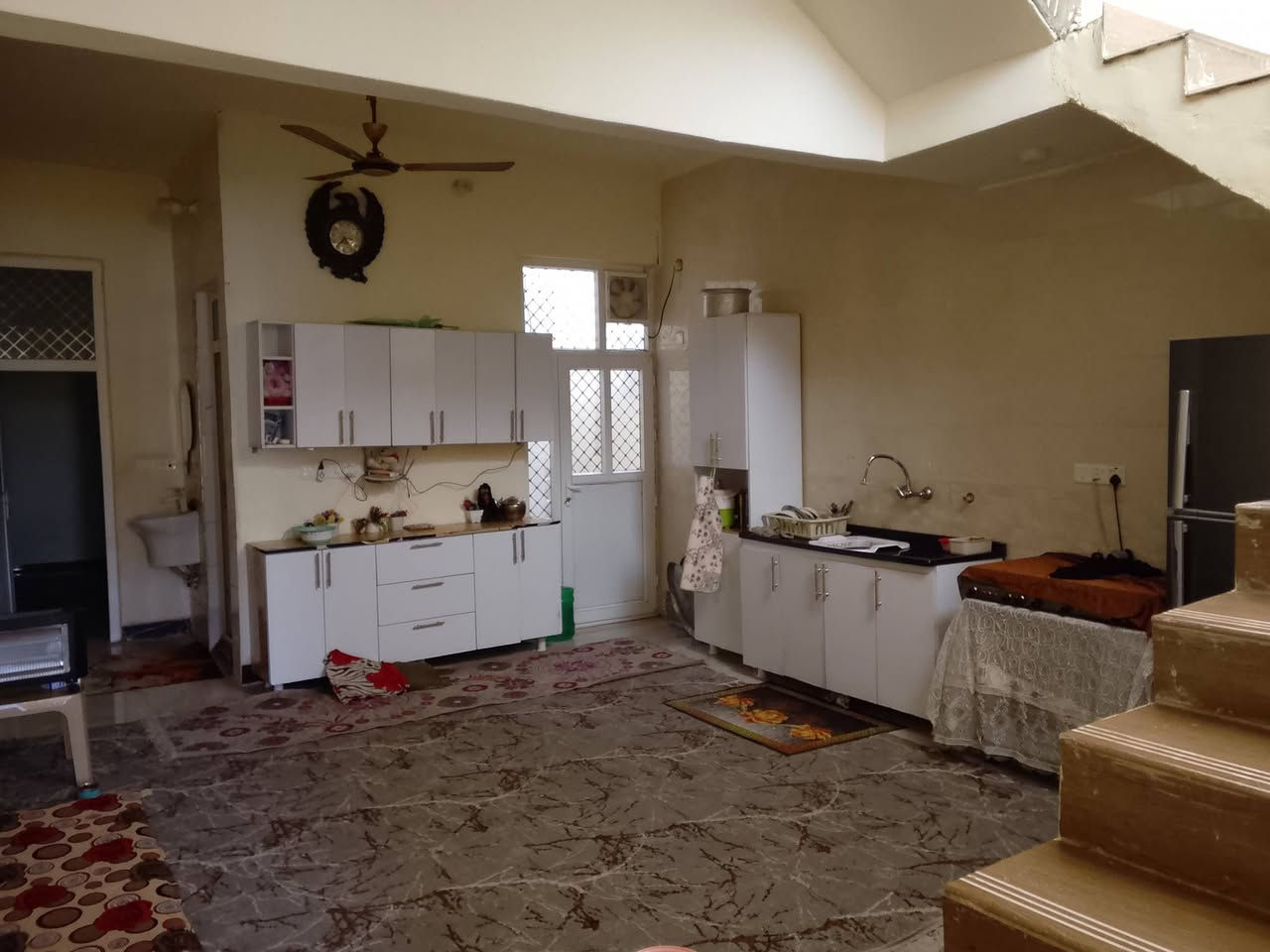 السلام عليكم بيت للبيع مساحه 100متر بيت قاطين القاط الاول استقبال وصاله ومطبخ وغرفه والقاط الثاني غرفه كامل مكمل حياطين سيراميك ارضيه سيراميك من باب الحوش الحد المنور بناء حديث سنه 2024 الموقع بلدروز شارع بيت شلاكه بنهايته لاستفسار على هذه رقم*********** السعر خاص
