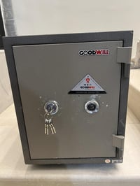 قاصة نظيفة • ٥٠×٣٨×٤٠سم • بغداد شارع فلسطين