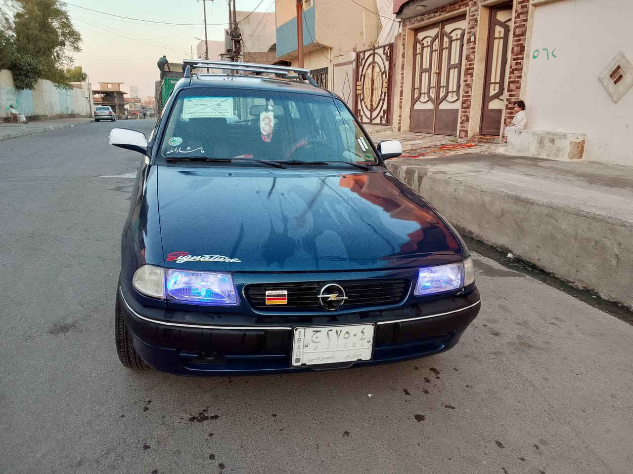 السلام عليكم 
استره استيسن 
موديل 1993حجم 20
كاربون بنزين بيها 
 كير ومحرك شرط 
طخم أمامي وخلفي كلو جديد داخل اسود جديد كهربائيات كلها شغال
تنته سلايت ستيرن بور 
جامات كهرب صبغ حزام جماليه
بدون ضرر  عنوان موصل جانب ايمن.  استفسار 

***********
