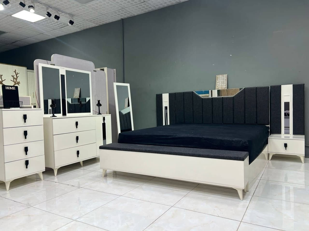 السلام عليكم عندي غرفه نوم ٩ قطع جديده جديده استعمال شهر وبيها ضمان ٥ سنين جربايه مخزن مكاني بغداد الدوره مشتريها ب مليون و ٣٠٠ ورايدها هسه ب ٨٠٠ /***********
