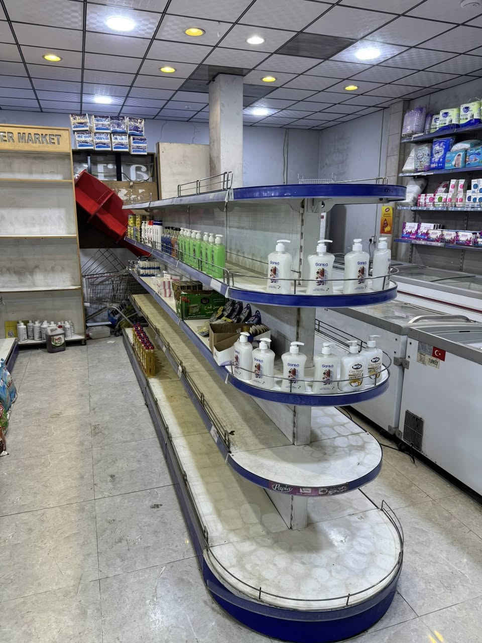 اغراض اسواق للبيع
براد ايكور ٣ ابواب عدد ٥
عارضة ايكور بطحية عدد ٦
رفوف سفينة  ٢٦ متر 
رفوف عمودية عدد ٩ متر
عربة تسوق عدد ٦
مضلة كهربائية عدد ٢
باب سلايد عدد ١
المكان الدوره جمعيه خير الله 
***********
