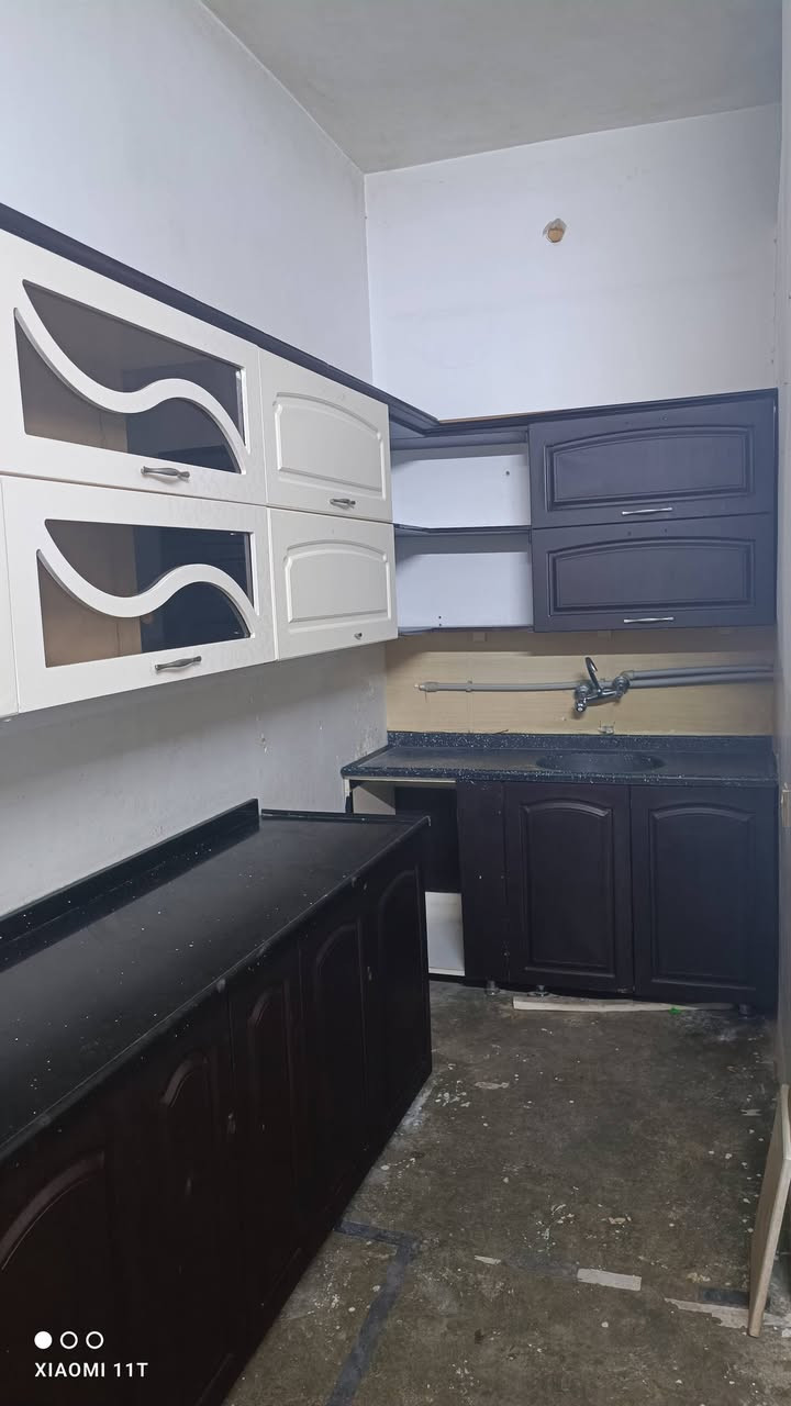 للبيع كاونتر خشب بالن بريس يحتاج الي صبغ من جوا عبارة عن سنغ ١,٥ وملحق ٢,٥ متر مع مرمر اسود على كامله ب١٨٠ الف للتواصل ***********
