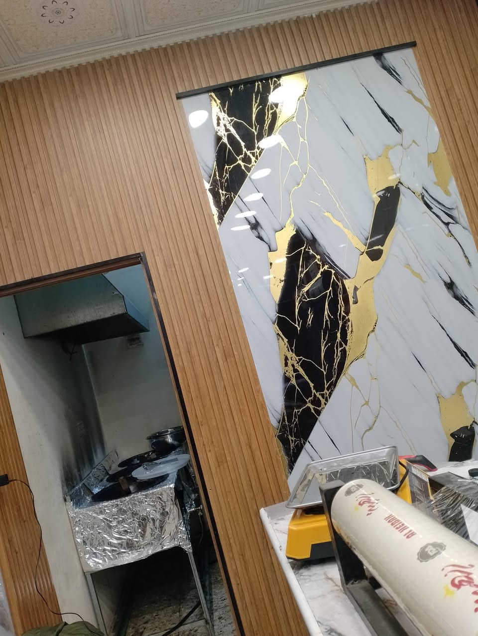 السلام عليكم
ديكور مطعم كامل من حياطين من سقف ثانوي وبنكات وكلوبات وجامخانه والاسم مال مطعم شلع 350 قفل 
للعلم ديكور قبل شهرين دكيته  مليون و 600 الف وتيجي وتشوفه بعينك 
للتواصل ***********
