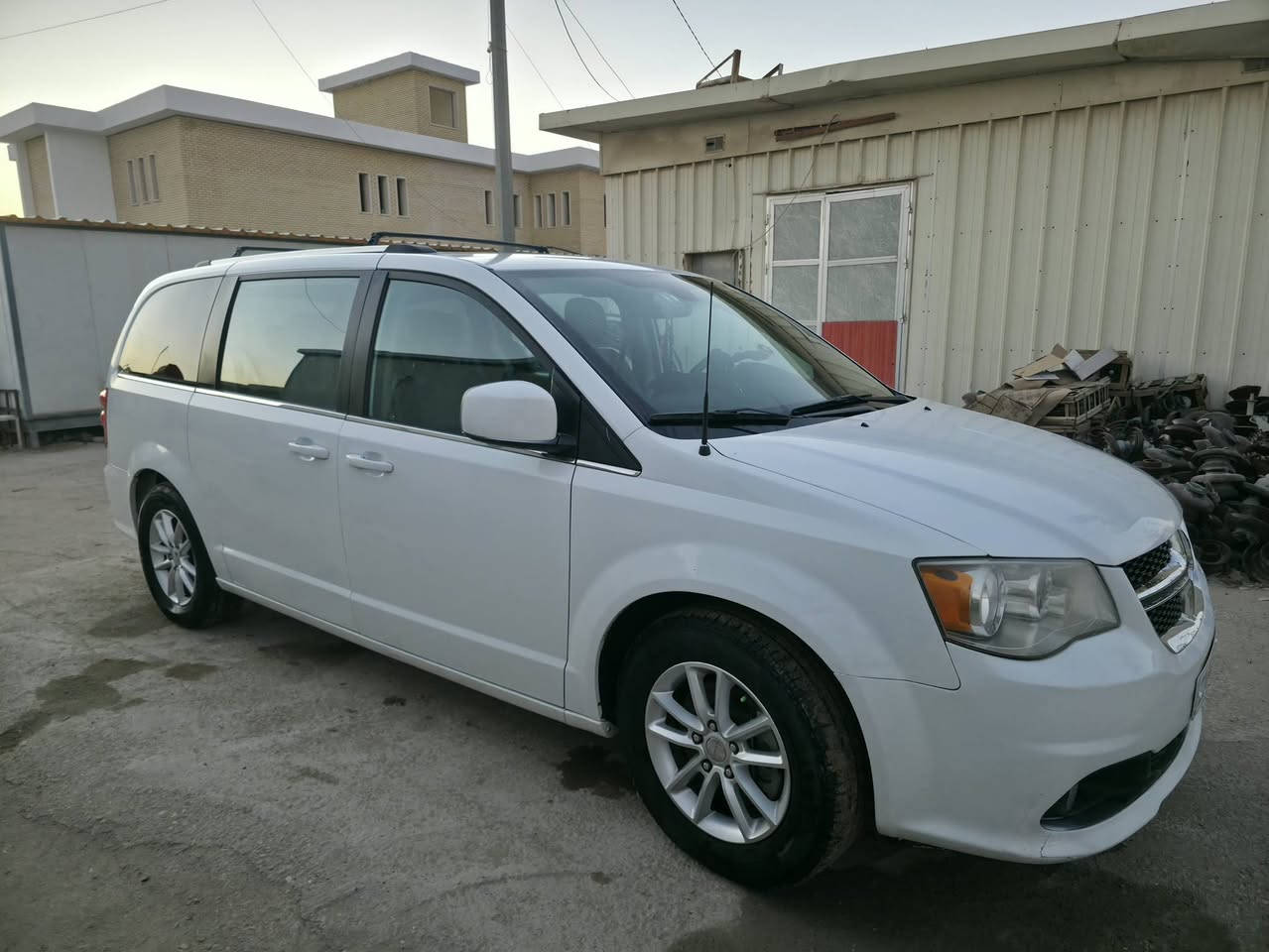 السلام عليكم
دوج كرفان SXT
موديل 20
حادث صندوق فقط مبدل بلادي 
بدون ايرباك
تحكم استيرن 
مثبت سرعه
تبريد مركزي 
السياره جديده استخدام منزلي
كل شي شغال وبلادي
طخم تاير
سنويه لسنة 31 رقم جديد باسمي تحويل او وكاله
السعر [190$] وبي مجال قليل
مكاني البصره الدير
للاستفسار الاتصال على الرقم 
***********
